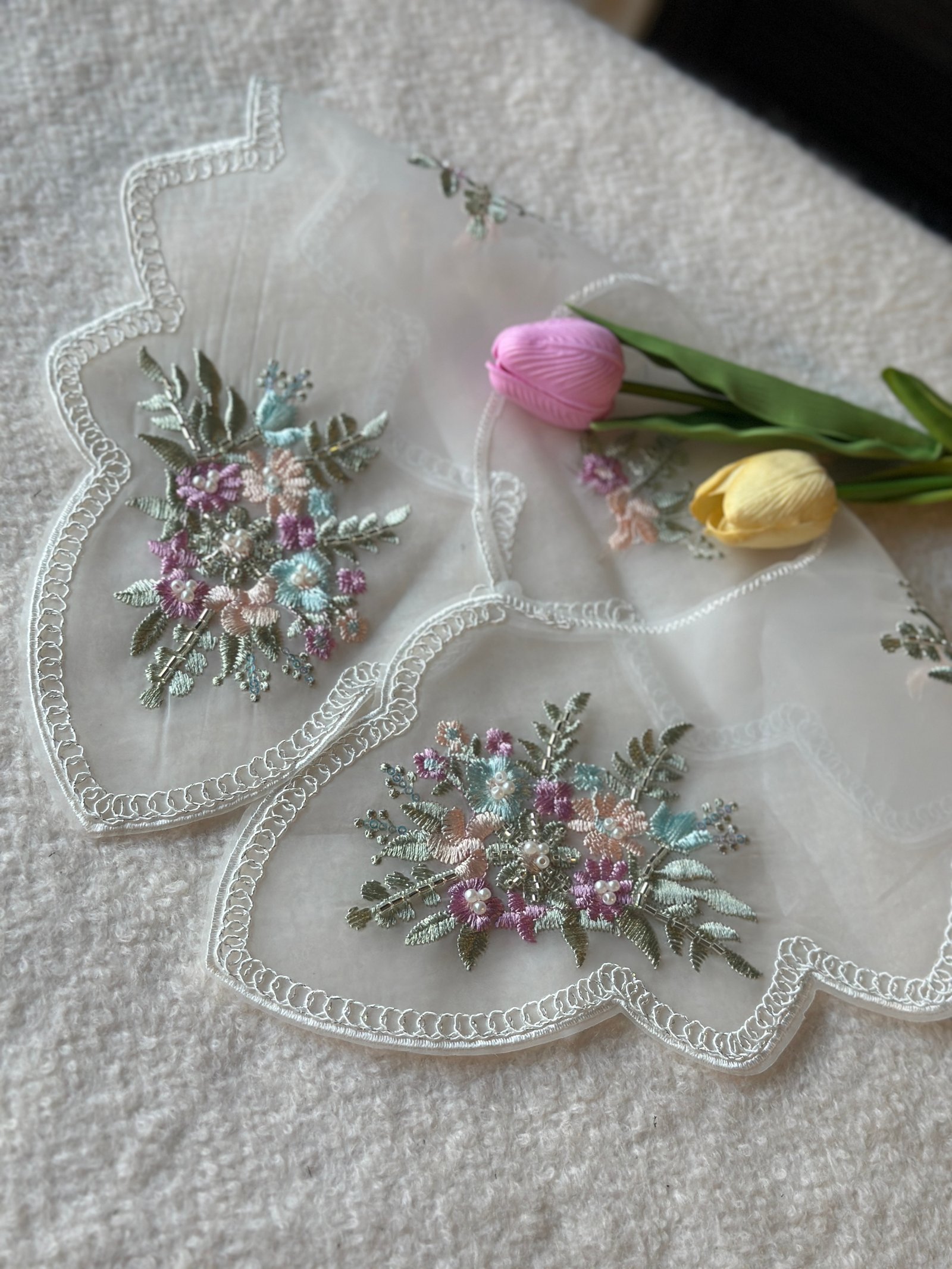 Zarif nakış ve taş işlemeli yaka